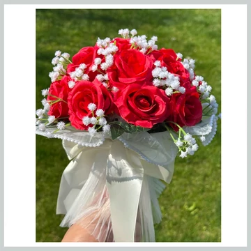 Svadobná kytica - červené umelé kvety so saténovou stuhou 39965718r