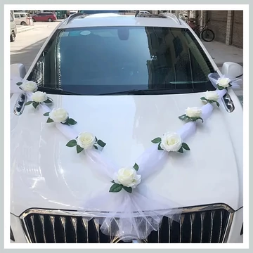 Svadobná výzdoba auta s bielymi ružami a tylovou stuhou ML358013