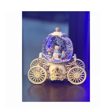 Snehová guľa s motívom sánok a LED osvetlením – vianočná dekorácia HG-01