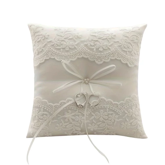 Elegantný čipkovaný svadobný vankúšik na prstienky – 20x20 cm BL91433