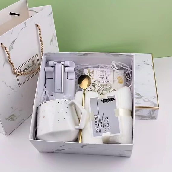 Elegantná darčeková krabička s hrnčekom a doplnkami BY70737